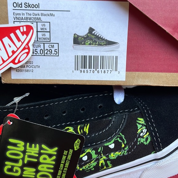 Vans Men’s Old Skool
Eyes in The Dark Black/Multi 
VN0A4BW2BML
Sneakers - Picture 16 of 16